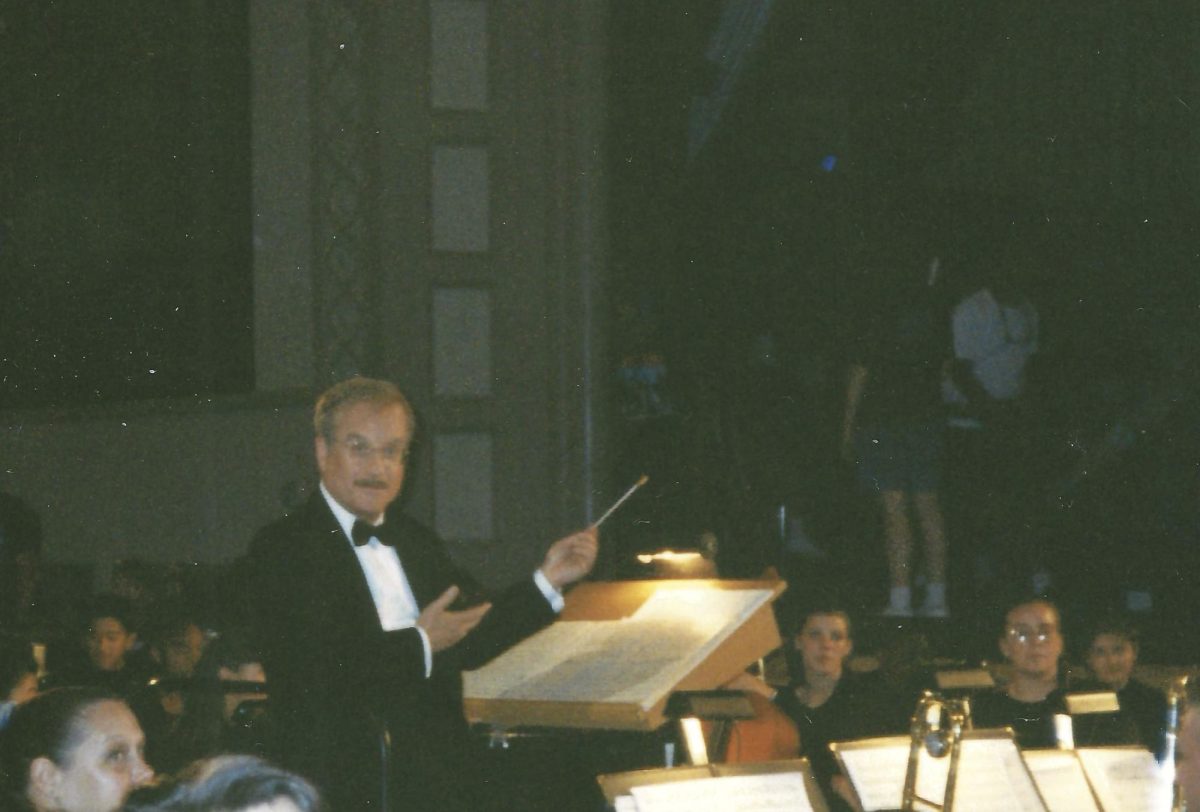 Richard Dreyfuss, behind the scenes, directs during a scene from “Mr. Holland’s Opus” in the Grant High School auditorium.